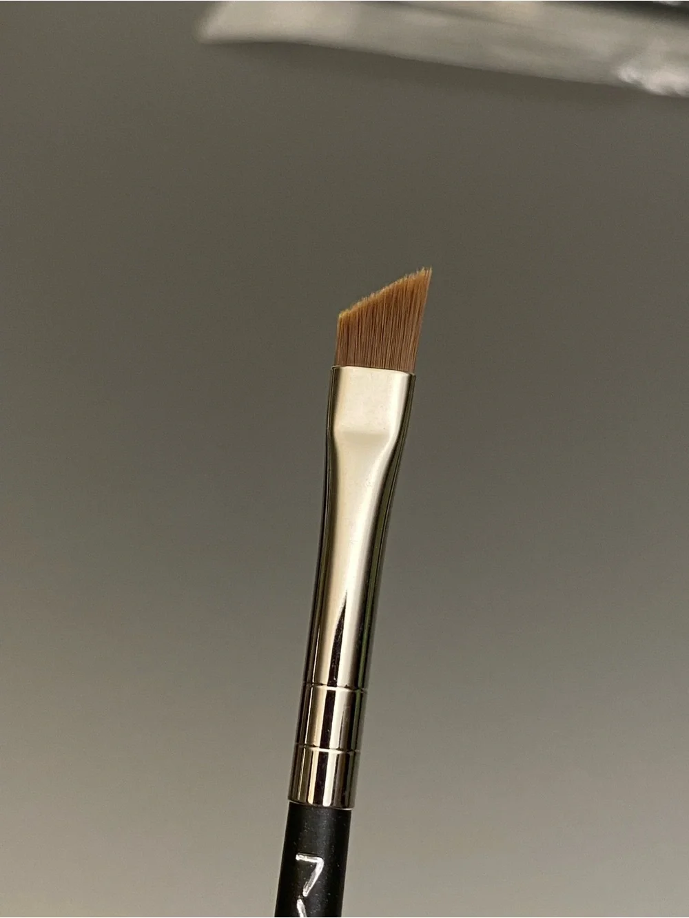 MAC 263 Small Angle Brush